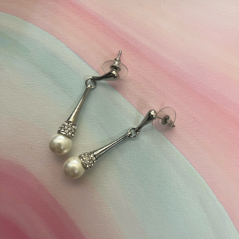 Pearl drop earrings